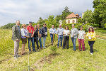 Im Beisein von politischen Vertreter:innen aus Bezirk, Stadt und Gemeinde sowie Tierpaten wurden die letzten Weinstöcke am Lustbühel offiziell gepflanzt. 