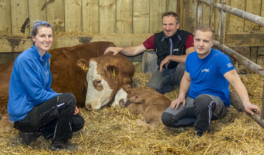 Das engagierte Team kümmert sich um das Tierwohl und Bewirtschaftung der Landwirtschaft. Nun macht es den nächsten Schritt und ‚Schule am Bauernhof‘ öffnet seine Tore. Nach einer Ausbildung und die Zertifizierung durch das LFI – Landwirtschaftliches Fortbildungsinstitut Steiermark lädt das Team zu erlebnisreichen Führungen ein.